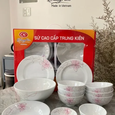 Ảnh thật tham khảo bộ Trung Kiên hoa nét hồng bày đủ 12 món giữ hộp đỏ chữ Sứ cao cấp Trung Kiên và nhận diện Made in Vietnam của nguồn