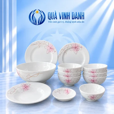 Minh họa bộ Trung Kiên 12 món hoa nét hồng gồm sáu bát cơm hai bát nhỏ một tô ba đĩa trên nền Quà Vinh Danh không bục