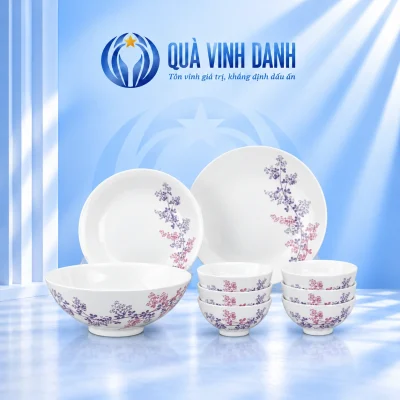 Minh họa cấu hình Daisy Cỏ Tím chín món gồm sáu chén cơm một tô hai đĩa giữ hoa tím hồng trên nền Quà Vinh Danh không bục