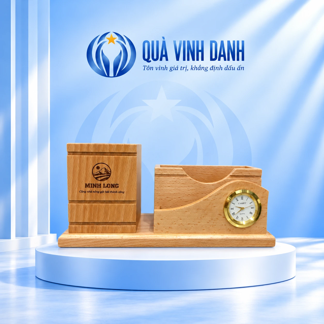 Minh họa bộ để bàn gỗ trên bục Quà Vinh Danh, giữ ống bút Minh Long bên trái và hộc ngang có đồng hồ viền vàng bên phải