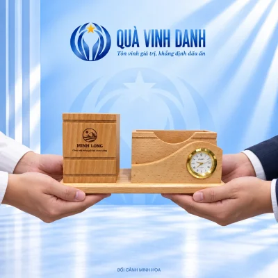Bối cảnh minh họa các bàn tay trao bộ để bàn gỗ, giữ tên Minh Long, lời chúc và hộc ngang gắn đồng hồ ở bên phải