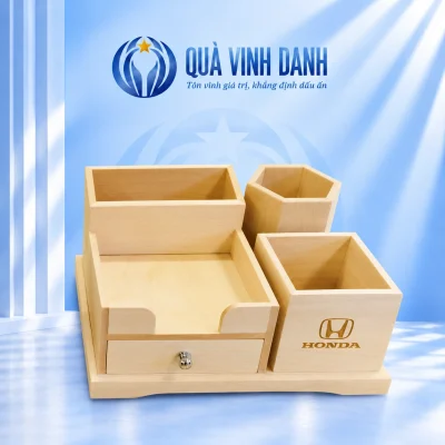 Bộ để bàn gỗ có khay ngăn kéo, hộc chữ nhật, ống vuông mang dấu Honda và ống lục giác trên nền Quà Vinh Danh