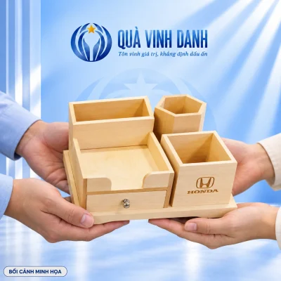 Bối cảnh minh họa các bàn tay trao nhận bộ để bàn gỗ, giữ dấu Honda, khay ngăn kéo và các ống trống