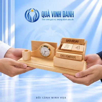 Bối cảnh minh họa các bàn tay trao bộ gỗ, giữ ống bút tròn, đồng hồ và lịch SATURDAY 24 DECEMBER, mặt hộc trống theo bản nguồn