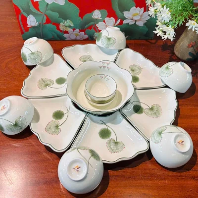 Ảnh thật tư liệu bộ mặt trời họa tiết nét xanh tròn khác bản cỏ xanh giữ bát úp và chữ AN VIỆT dưới đáy