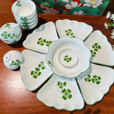 Ảnh thật bộ mặt trời họa tiết cỏ xanh giữ sáu đĩa cánh tô viền lượn các bát dấu AV dưới đáy và khung cảnh nguồn