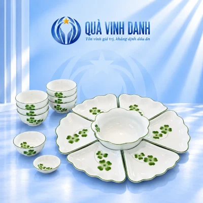 Minh họa bộ mặt trời 15 món họa tiết cỏ xanh gồm sáu đĩa cánh một tô sáu bát cơm hai món nhỏ trên nền Quà Vinh Danh không bục