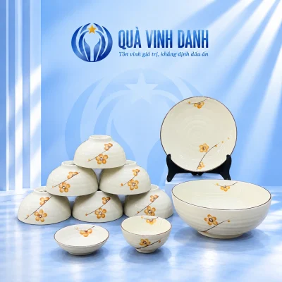 Minh họa bộ men kem mười món hoa cam gồm sáu bát một tô một đĩa hai món nhỏ trên nền Quà Vinh Danh không bục