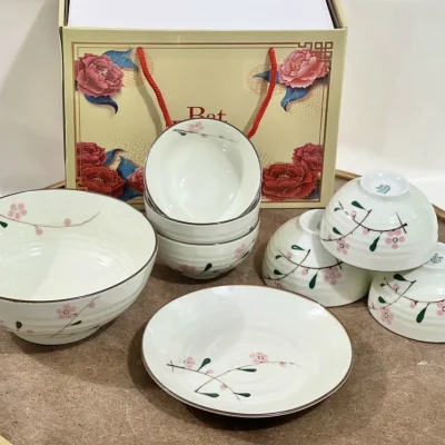 Ảnh thật một hướng họa tiết khác của bộ tám món men kem hoa hồng lá xanh viền nâu đỏ giữ hộp nguyên chữ và dấu dưới đáy