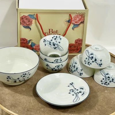 Ảnh thật hướng họa tiết xanh đậm của bộ men kem tám món giữ viền xanh thân gân hộp dây đỏ chữ và dấu dưới đáy