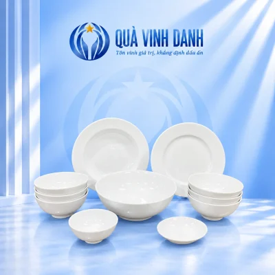 Minh họa bộ Minh Long 11 JAS 1 trắng gồm sáu bát cơm hai chén nhỏ một tô hai đĩa trên nền Quà Vinh Danh không bục