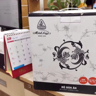 Ảnh thật tư liệu hộp Minh Long giữ logo Minh Long I Since 1970 hình trang trí chữ gốc và dấu ngày chụp của nguồn