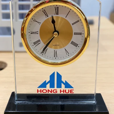 Chi tiết minh họa mặt đồng hồ viền màu vàng và vùng biểu trưng xanh HONG HUE trên tấm pha lê dáng vòm