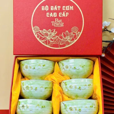 Ảnh thật sáu bát men xanh trong hộp đỏ lót vàng giữ chữ trên nắp và hình hoa sen nguyên bản