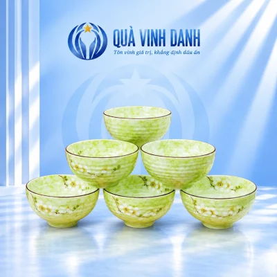 Minh họa sáu bát men xanh cành hoa trắng viền nâu xếp ba hai một trên nền Quà Vinh Danh không bục