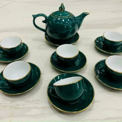 Ảnh chụp nguồn bản xanh lục có quai, một ấm, sáu chén và bảy đĩa, giữ đường viền cùng bề mặt trơn sẵn có