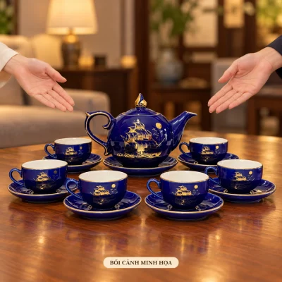 Bối cảnh minh họa giới thiệu bộ trà xanh đậm thuyền buồm, một ấm và sáu chén có quai trên bàn tiếp khách