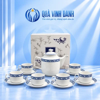 Bộ trà Jasmine Chim Lạc một ấm quai vuông, sáu chén và sáu đĩa trên nền Quà Vinh Danh không bục