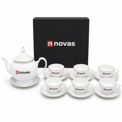 Ảnh nguồn đã xử lý nền bộ trà trắng viền màu vàng, giữ hình vuông đỏ và novas trên ấm, sáu chén, hộp đen