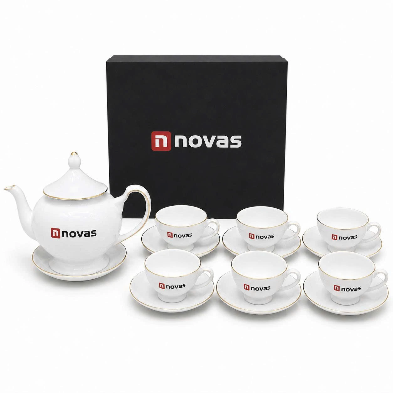 Ảnh nguồn đã xử lý nền bộ trà trắng viền màu vàng, giữ hình vuông đỏ và novas trên ấm, sáu chén, hộp đen