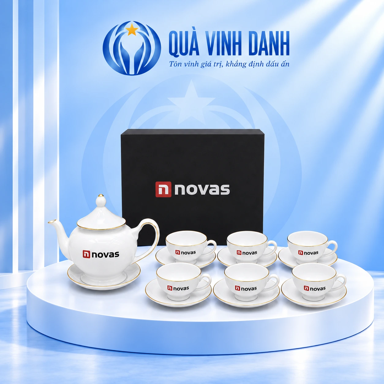 Minh họa bộ trà trắng nắp chóp, sáu chén chân đỡ có quai và hộp đen giữ novas trên bục Quà Vinh Danh