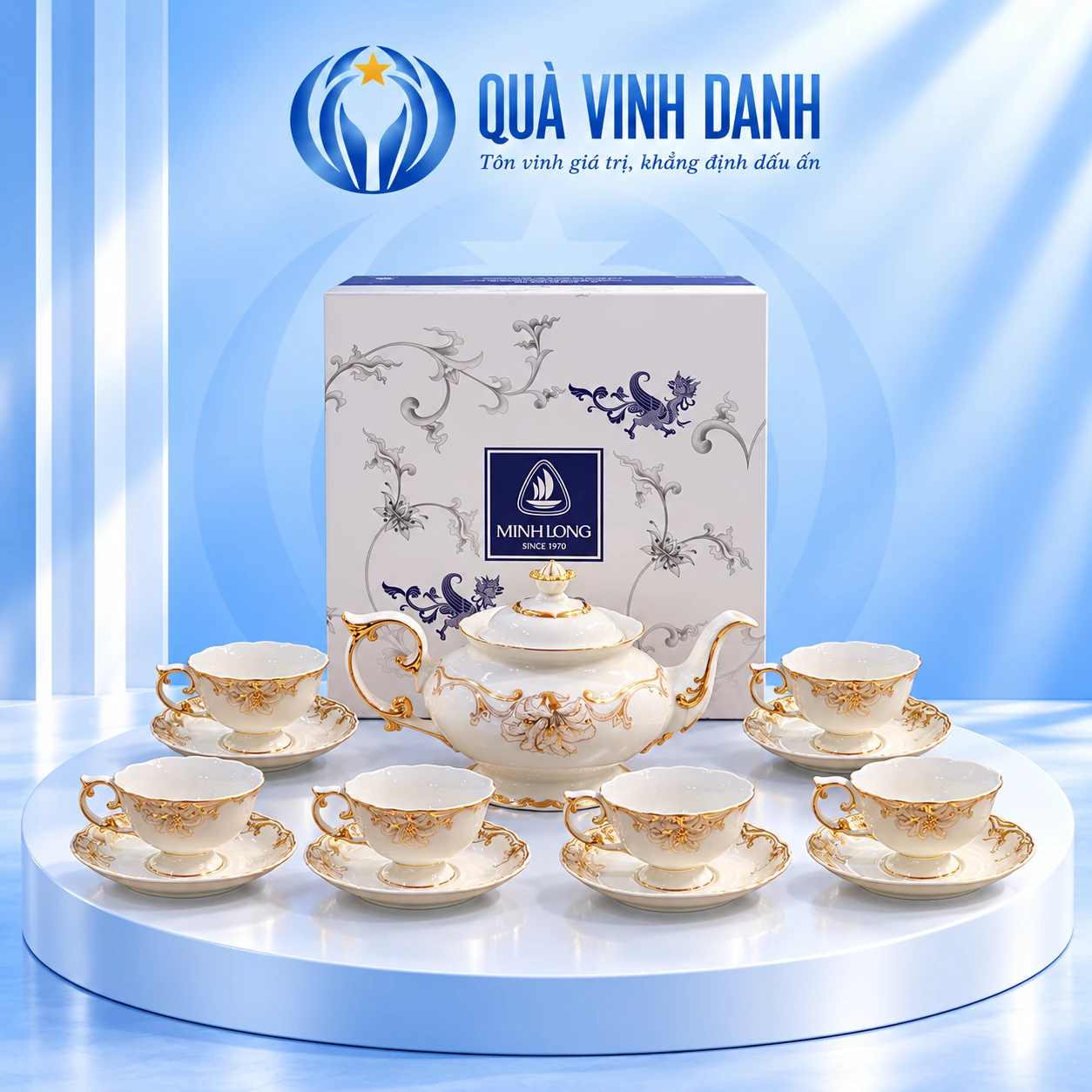 Bộ trà Đài Các một ấm chân đế, sáu chén miệng lượn và sáu đĩa trên bục Quà Vinh Danh, giữ hình thức hộp nguồn