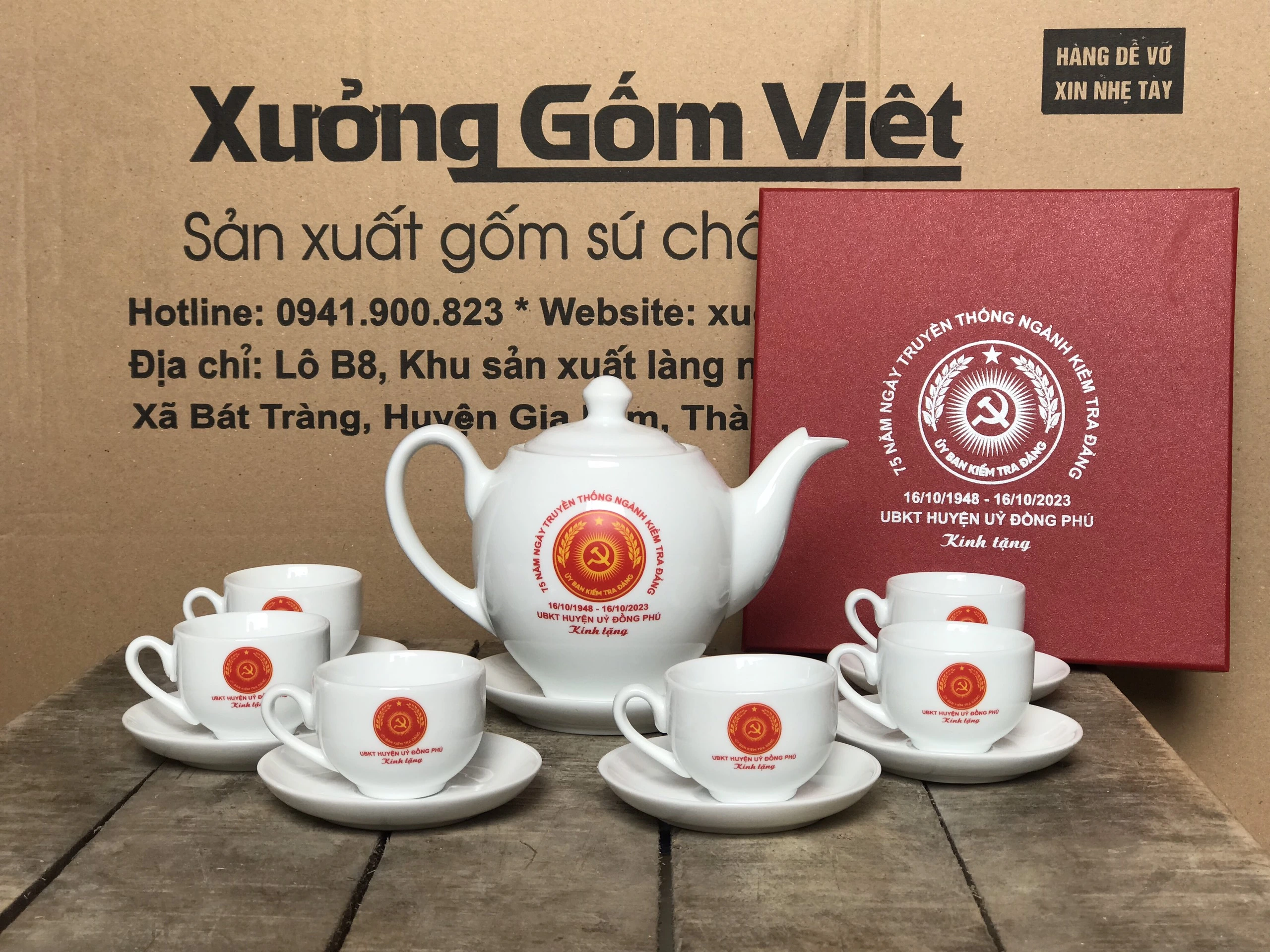 Ảnh thật nguồn bộ trà trắng có biểu trưng và nội dung 75 năm 16/10/1948 16/10/2023 UBKT Huyện ủy Đồng Phú Kính tặng, hộp đỏ tham khảo