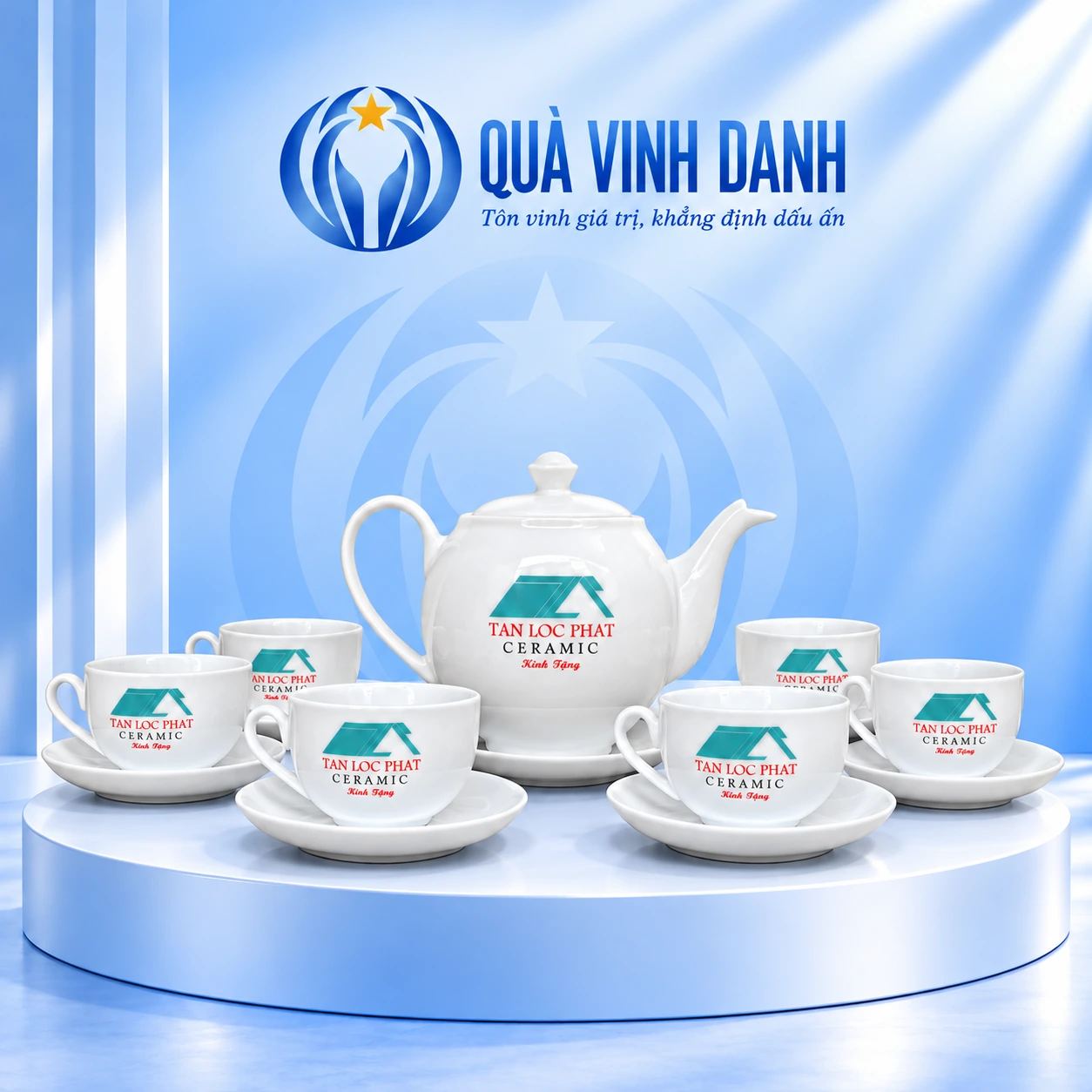 Minh họa bộ trà trắng một ấm bầu và sáu chén có quai trên bục Quà Vinh Danh, giữ TAN LOC PHAT CERAMIC và Kính Tặng