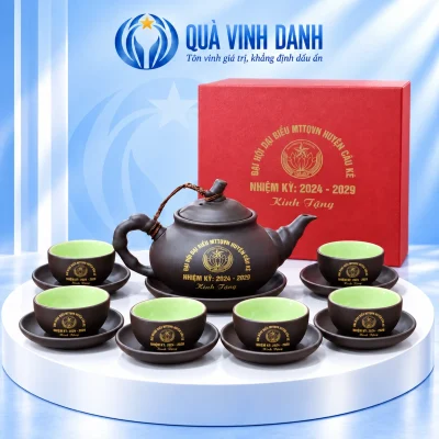 Bộ trà tử sa mẫu 14 một ấm, sáu chén không quai lòng xanh và bảy đĩa trên bục Quà Vinh Danh, giữ đề tặng 2024–2029