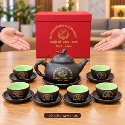 Bối cảnh minh họa giới thiệu mẫu trà 14 lòng xanh, giữ nội dung đề tặng và nhiệm kỳ 2024–2029 trên bộ cùng hộp đỏ