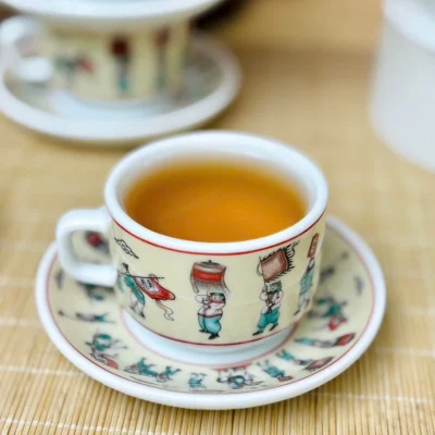 Ảnh nguồn cận chén có quai và đĩa, giữ nhân vật đoàn rước, cờ và chữ nhỏ trên họa tiết