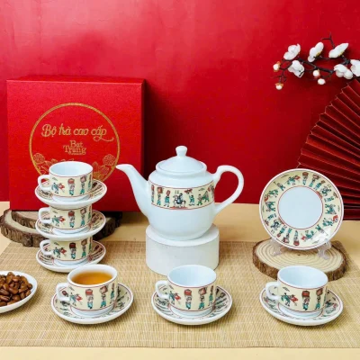 Ảnh nguồn trọn bộ trà Vinh Quy Bái Tổ, chén xếp bên trái và hộp đỏ có chữ sẵn có