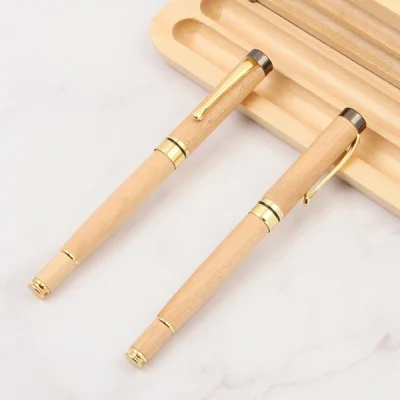 Ảnh nguồn hai bút gỗ BGV 003 đóng nắp với cài vàng và chóp xám đậm cạnh khay gỗ