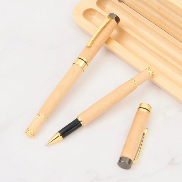 Ảnh nguồn BGV 003 gồm một bút đóng và một bút mở nắp, lộ phần cầm đen và đầu màu vàng