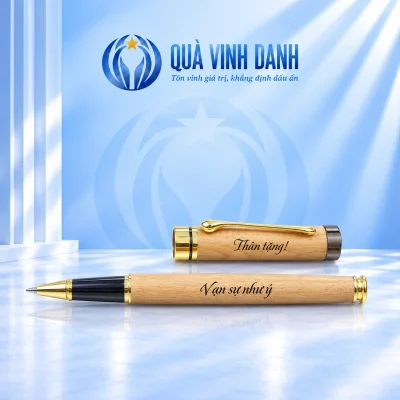 Minh họa bút gỗ BGV 003 mở nắp trên nền Quà Vinh Danh, giữ chữ Vạn sự như ý và Thân tặng