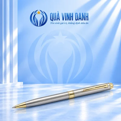 Bút BKV 004 thân bạc với cài, vòng giữa và đầu màu vàng trên nền Quà Vinh Danh, giữ bề mặt trống theo nguồn