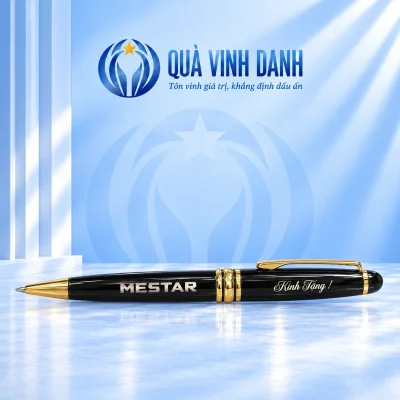 Minh họa bút BKV 006 đen viền vàng trên nền Quà Vinh Danh, giữ chữ MESTAR và Kính Tặng từ nguồn