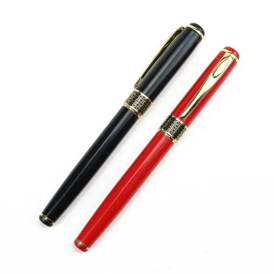 Ảnh nguồn hai bút BKV 007 màu đen và đỏ, cùng cài và vòng tổ ong màu vàng, giữ nguyên mẫu