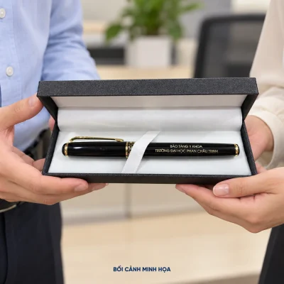 Bối cảnh minh họa trao hộp bút BKV 007 lót trắng, giữ nguyên vòng tổ ong và hai dòng nhận diện trên bút