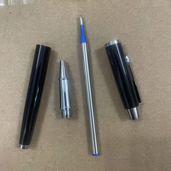 Ảnh thật nguồn BKV 008 đen viền bạc tháo rời gồm thân, nắp, phần đầu và ruột trên nền bìa
