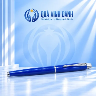 Minh họa một bút BKV 008 thân xanh bóng viền bạc đóng nắp trên nền Quà Vinh Danh không bục
