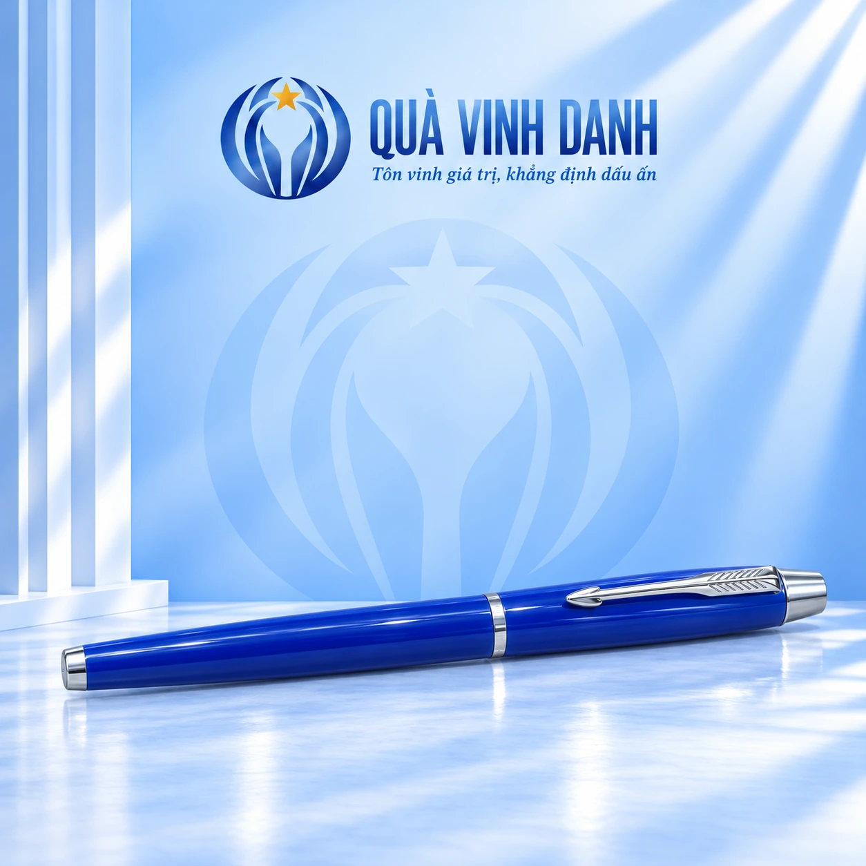 Minh họa một bút BKV 008 thân xanh bóng viền bạc đóng nắp trên nền Quà Vinh Danh không bục