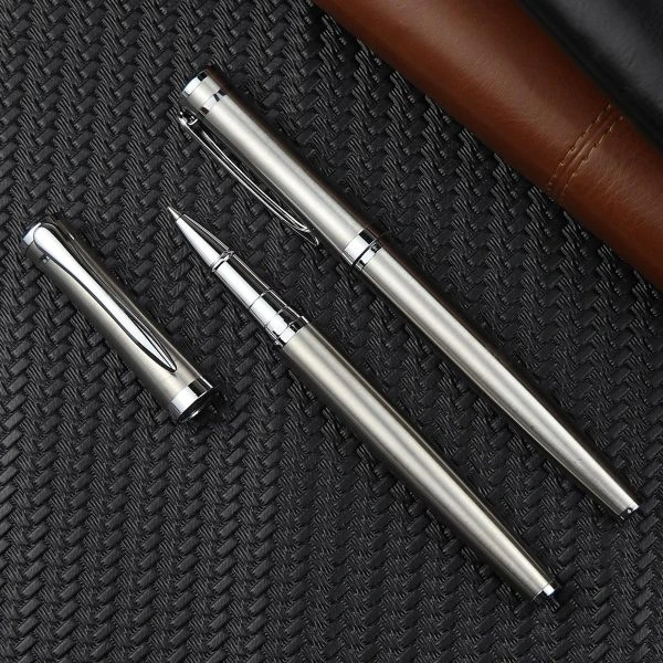 Ảnh nguồn BKV 012 màu bạc gồm dáng đóng, dáng mở nắp và phần cầm bạc trên nền đan tối