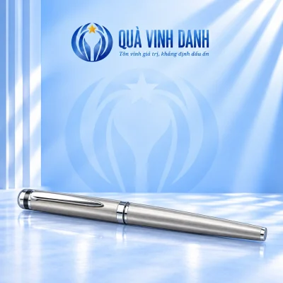 Minh họa bút BKV 012 màu bạc đóng nắp trên nền Quà Vinh Danh không bục, giữ bề mặt trống theo nguồn