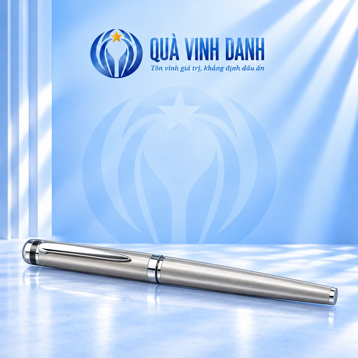 Minh họa bút BKV 012 màu bạc đóng nắp trên nền Quà Vinh Danh không bục, giữ bề mặt trống theo nguồn