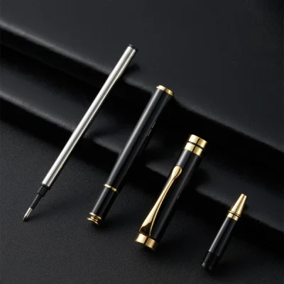 Hình bố trí nguồn các phần bút BKV 014 gồm ruột, thân đen, nắp cài vàng và phần đầu trên nền tối