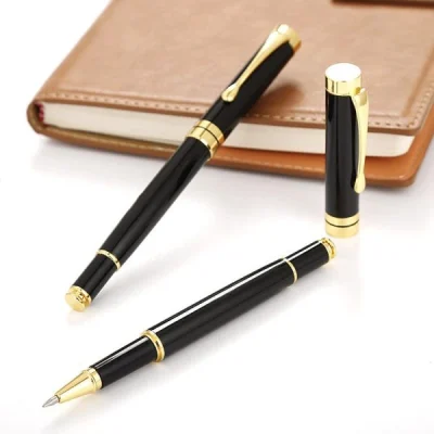 Ảnh nguồn BKV 014 đen vàng gồm dáng đóng, dáng mở và nắp rời trước cuốn sổ màu nâu