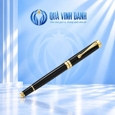 Bút BKV 014 đen bóng viền vàng đóng nắp trên nền Quà Vinh Danh không bục, giữ bản trống theo nguồn