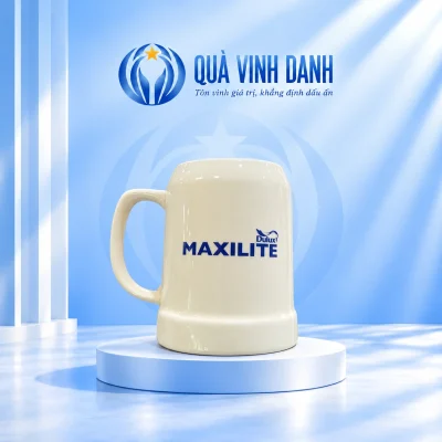 Ca bia sứ men kem mang chữ MAXILITE và Dulux trên bục thấp nền xanh Quà Vinh Danh