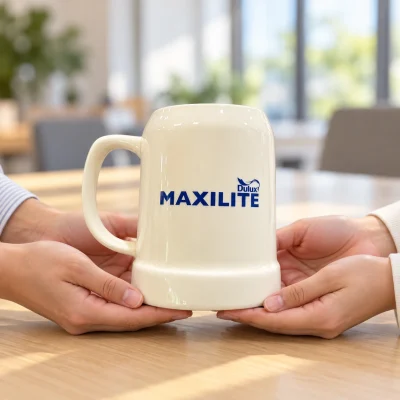 Minh họa người trao và người nhận cùng đỡ một ca men kem mang chữ MAXILITE và Dulux